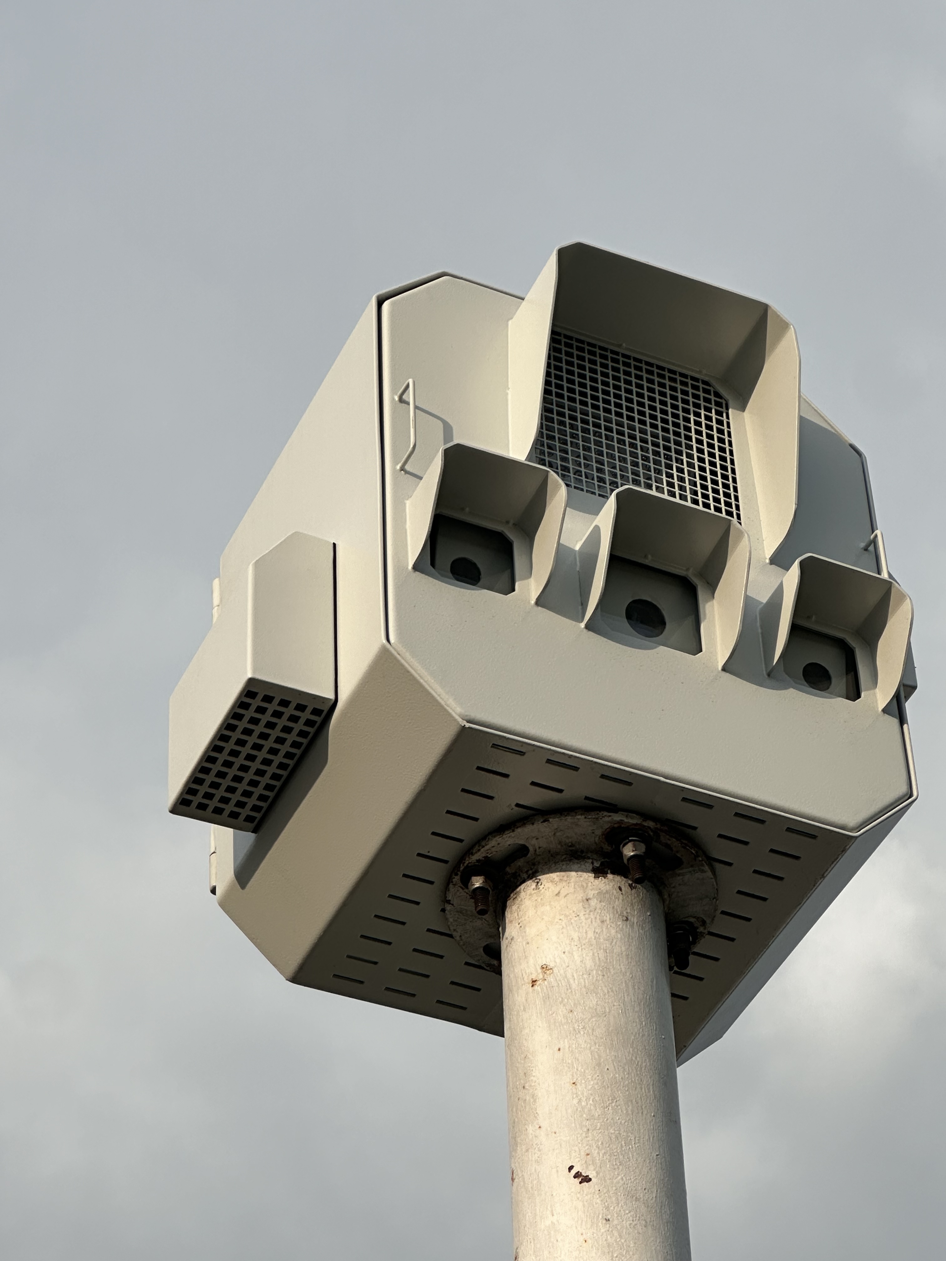 Equipo Flicker instalado en poste